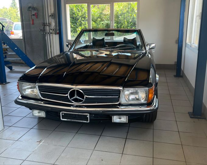 Auch ein Mercedes-Benz 350 SL wurde gstohlen. Mercedes-Benz 350 SL
