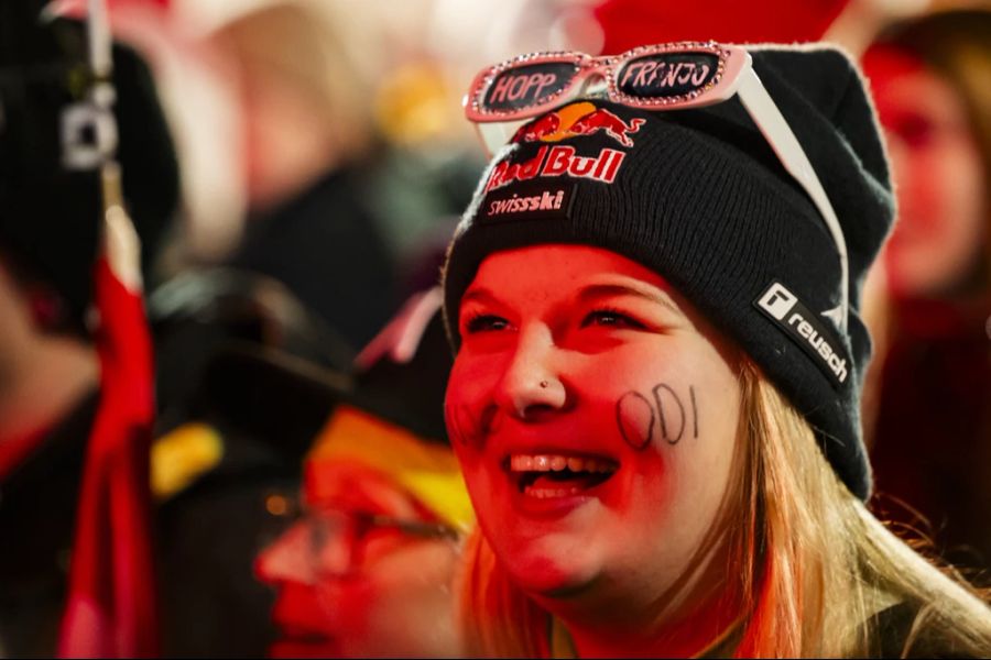 ... schwärmen die Fans. Hier eine Zuschauerin am Lauberhorn 2025 in Wengen BE.