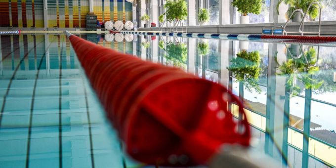 Der Junge konnte noch reanimiert werden, starb aber Tage später im Spital. (Symbolbild) Schwimmunterricht