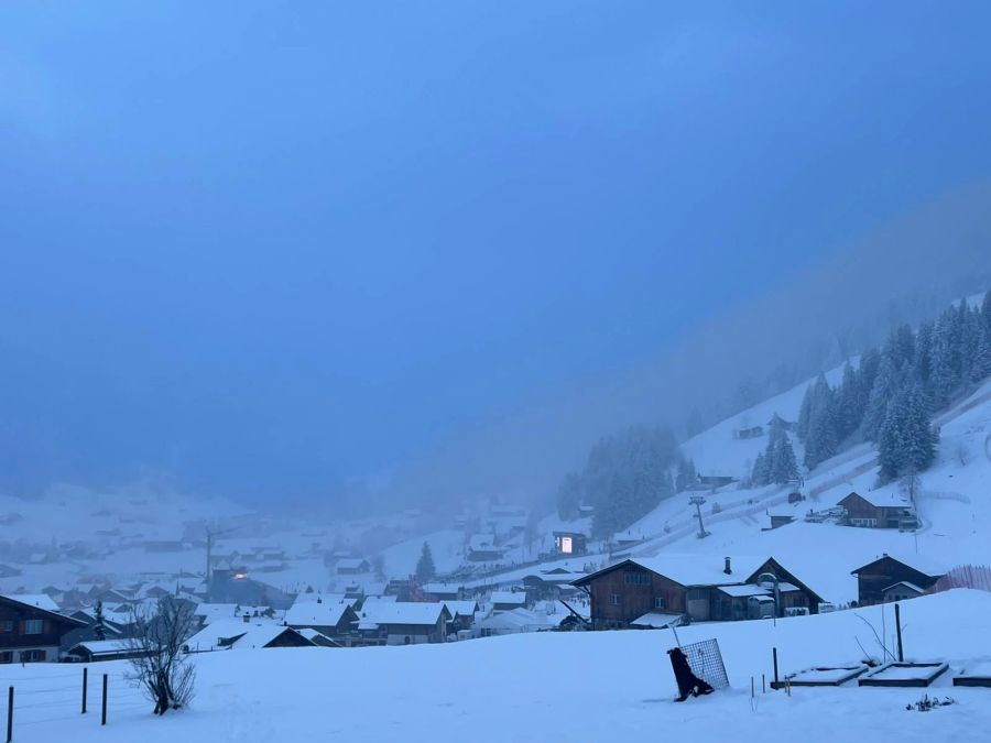 Am frühen Morgen sind die Wetterverhältnisse in Adelboden noch durchzogen.