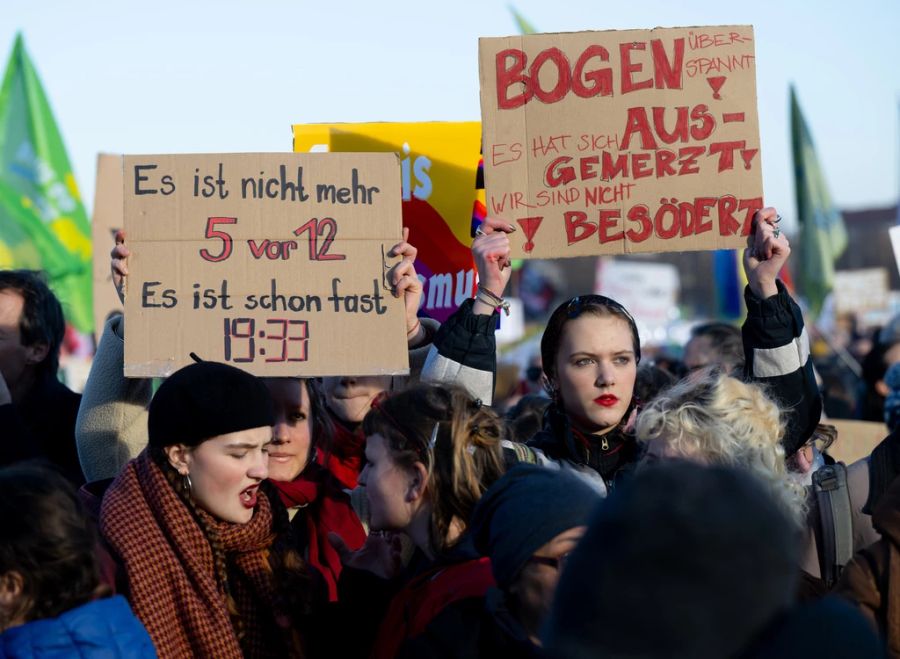 Die Demonstranten tragen Plakate mit Botschaften gegen die CDU und für eine starke Demokratie.