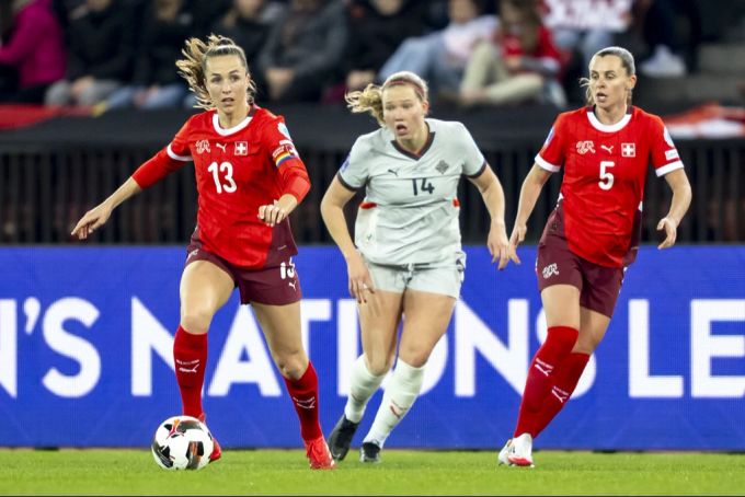 Kapitänin Lia Wälti (l.) ist ins Team zurückgekehrt. Lia Wälti