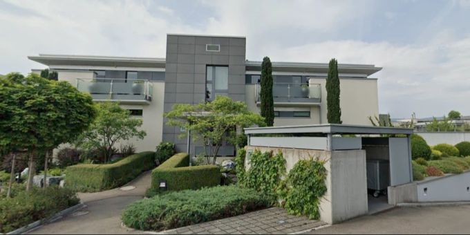 In diesem Haus in Meilen ZH lebte das Paar. Sie zahlten keine Steuern und flüchteten nach Katar. Jetzt wird die Wohnung zwangsversteigert. meilen