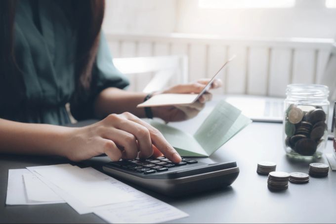 Ob App, oder klassich mit dem Taschenrechner, behalten Sie Ihre Finanzen im Blick. Shopping