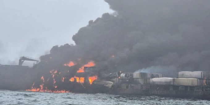 Dieses Bild soll den brennenden Öltanker zeigen. Nordesee Tanker und Frachter kollidieren