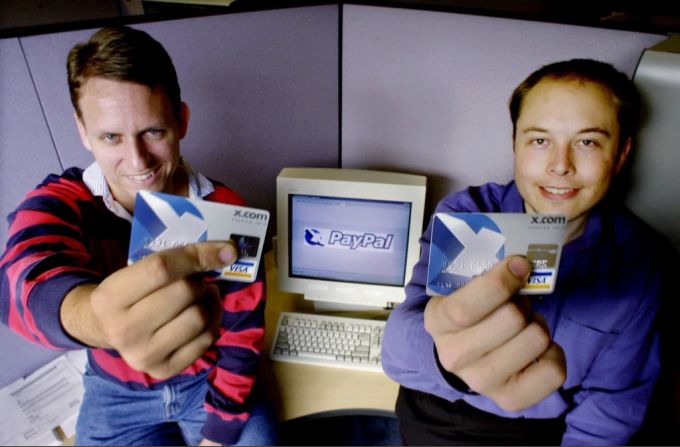 Palantir-Gründer Thiel (r.) und Doge-Chef Musk posieren im Jahr 2000 für ihren gemeinsamen Online-Finanzdienst x.com. (Archivbild) Thiel Palantir Musk Doge