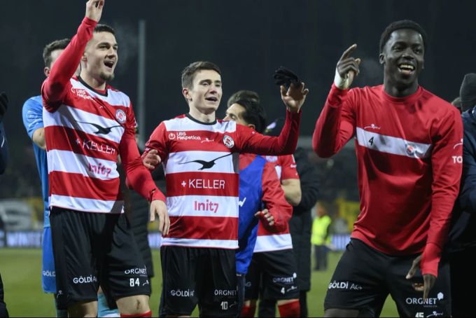 Matteo Di Gusto (Mitte) schiesst den FC Winterthur gegen YB spät zum Sieg. FC Winterthur yb
