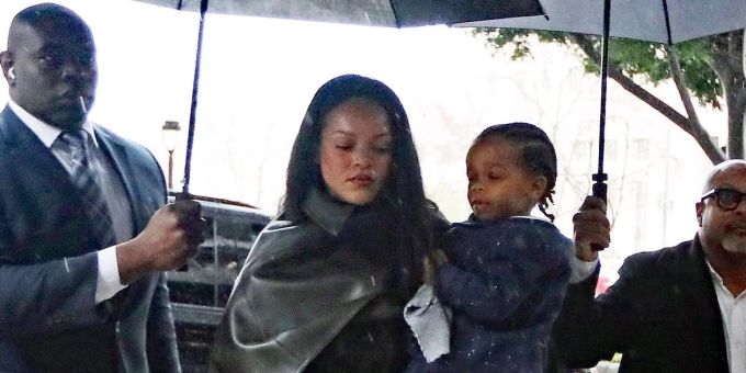Pop-Star Rihanna bringt den Nachwuchs zum Gericht. Rihanna