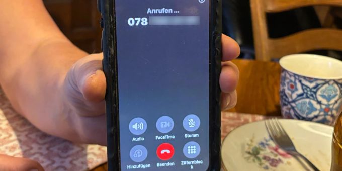 Walter T. versucht, die Nummer zu kontaktieren, die seine 200 Franken fälschlicherweise erhalten hat. Twint