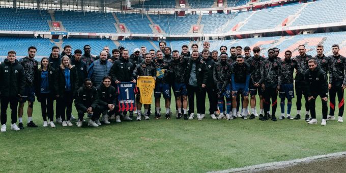 Die Teams des FC Basel und des FC Balzers posieren gemeinsam. FC Basel