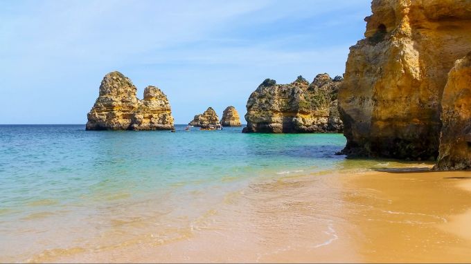 In Portugal gibt es zahlreiche schöne Strände, die Sie in den Ferien besuchen können. Strände