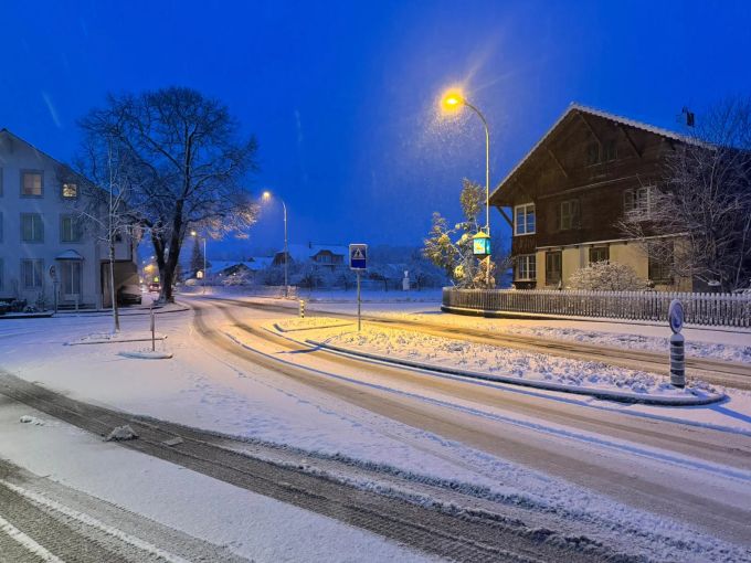 Auch in Allmendingen bei Thun waren am Morgen die Strassen schneebedeckt. Schnee