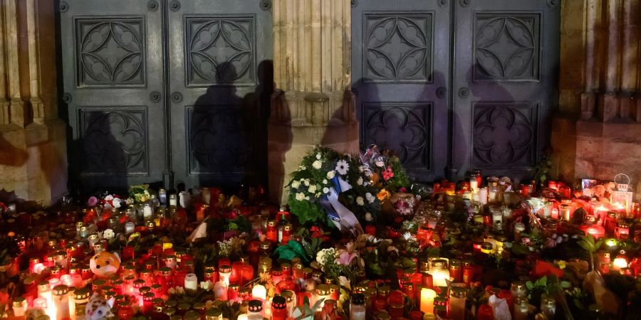 In Magdeburg wird weiter getrauert um die Opfer des Anschlags. Zugleich beginnt die Aufarbeitung. (Archiv-Foto)