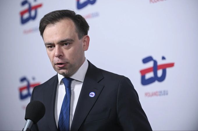 Der polnische Finanzminister Andrzej Domanski spricht zu den Medien. Andrzej Domanski