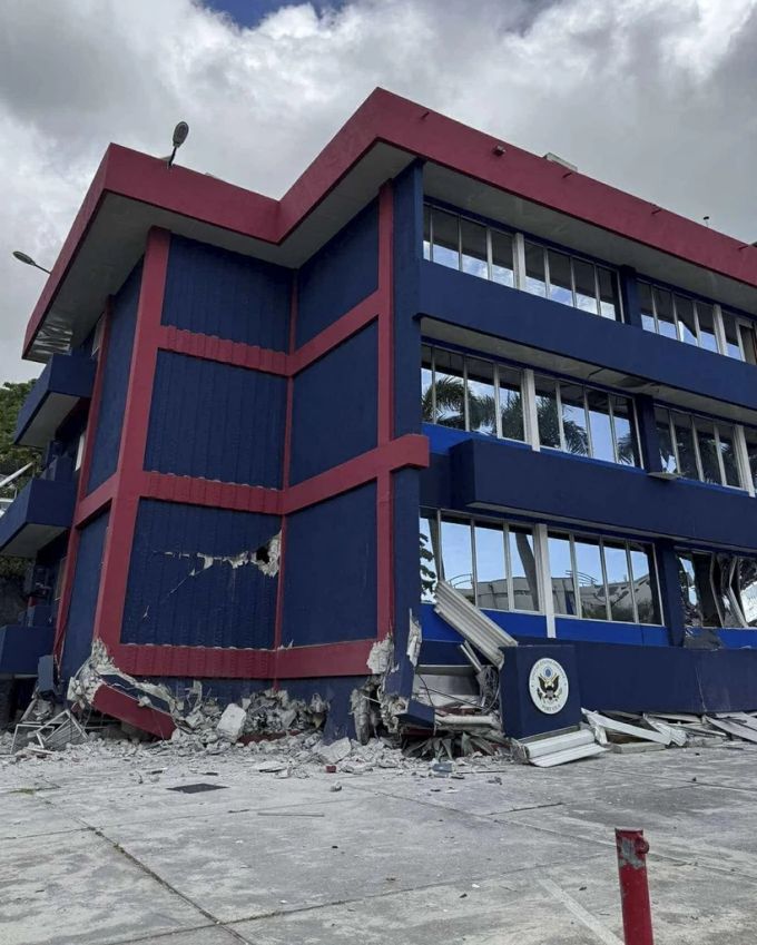 Auch das Gebäude, das unter anderem die US-amerikanische Ministerium beherbergt, ist vom Erdbeben auf Vanuatu betroffen. vanuatu erdbeben us behörde