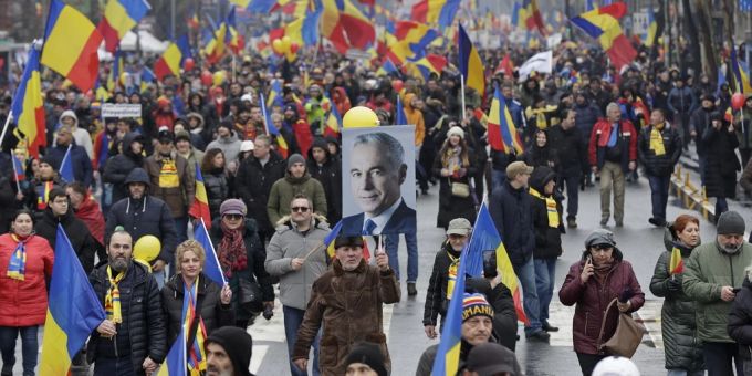 Rumänen protestieren für den Rechtsextremen Calin Georgescu. rumänien