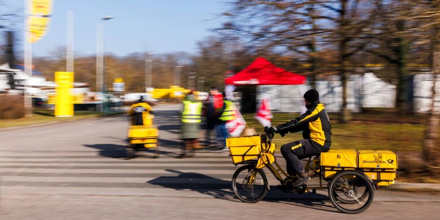 Die Deutsche Post will nach Warnstreiks liegengebliebene Sendungen rasch nachliefern. (Archivbild)