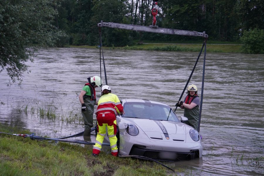 Die Feuerwehr musste den teuren Neuwagen aus der Limmat heben.