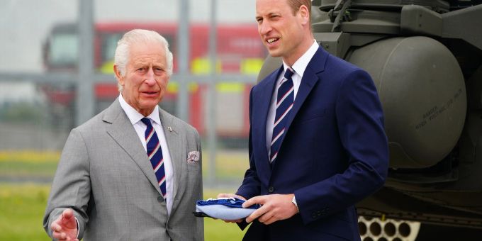 König Charles III. (l.) und Prinz William beim Besuch des Army Aviation Centre. King Charles Prinz William