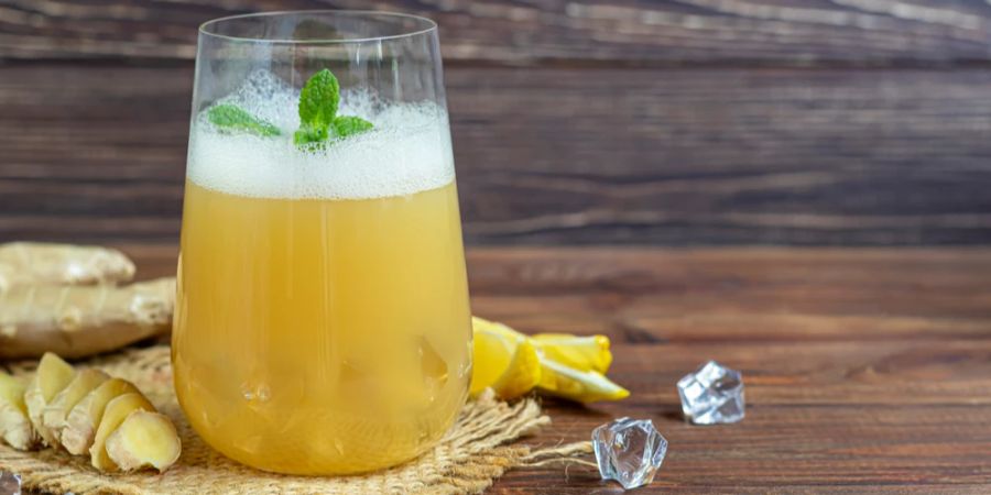 Ginger Beer Glas Ingwer Holztisch