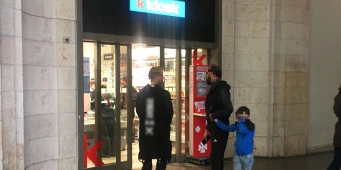 Ein Betrüger mit Kind an der Hand probiert am Bahnhof Basel, einen Passanten abzuzocken. Bahnhof