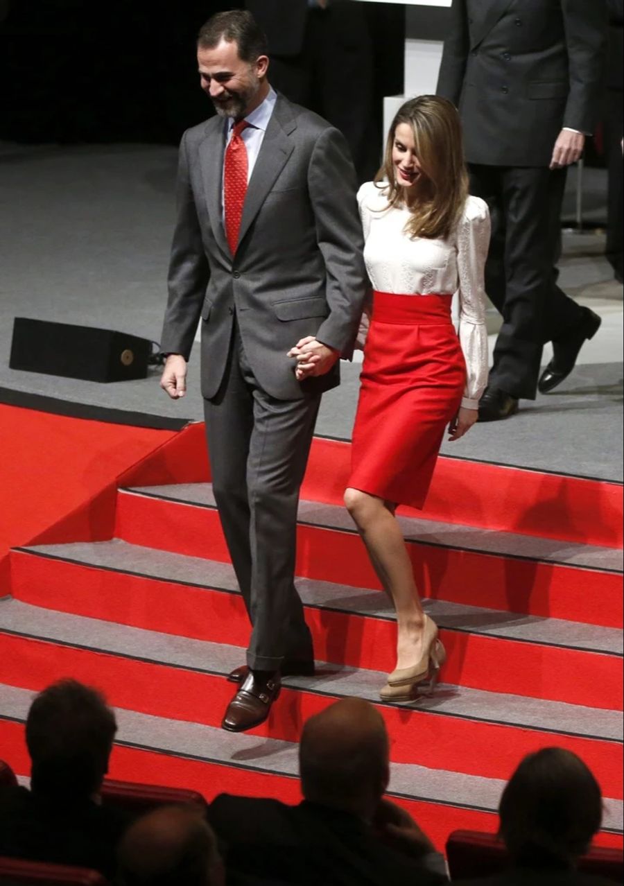 Im Gleichschritt und sich gegenseitig Halt gebend: So gingen Letizia und Felipe vor Jahren durch die Welt, heute ist die Ehe in einer Krise.