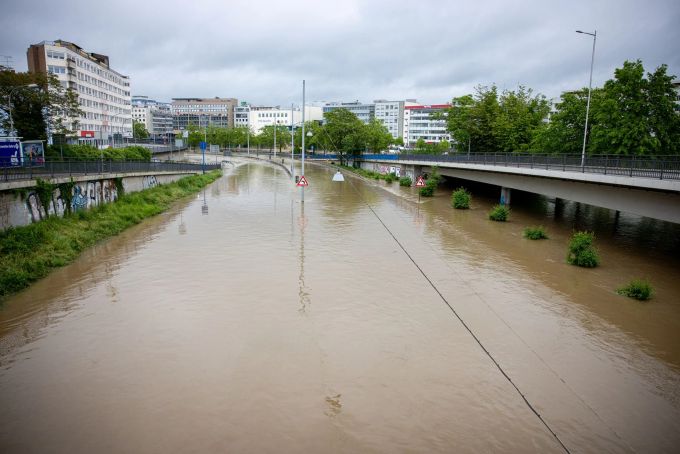 Die Stadtautobahn A620 in Saarbrücken steht unter Wasser. Hochwasser im Saarland - Saarbrücken