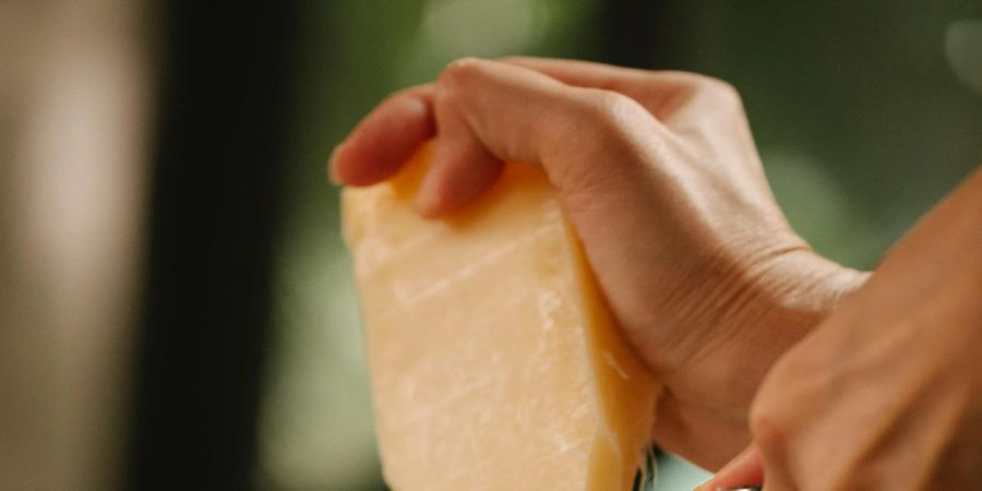 stück käse waffe polizisten