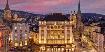 Das Mandarin Oriental Savoy am Paradeplatz in Zürich, Weihnachtsbeleuchtung bei Nacht.