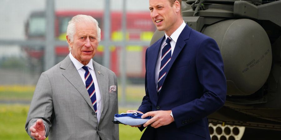 König Charles III. (l) und Prinz William beim Besuch des Army Aviation Centre.