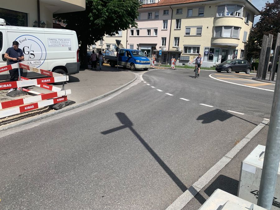 Dabei gerät man beinahe in den hoch frequentierten Kreisverkehr gleich bei der Bushaltestelle Hessstrasse.
