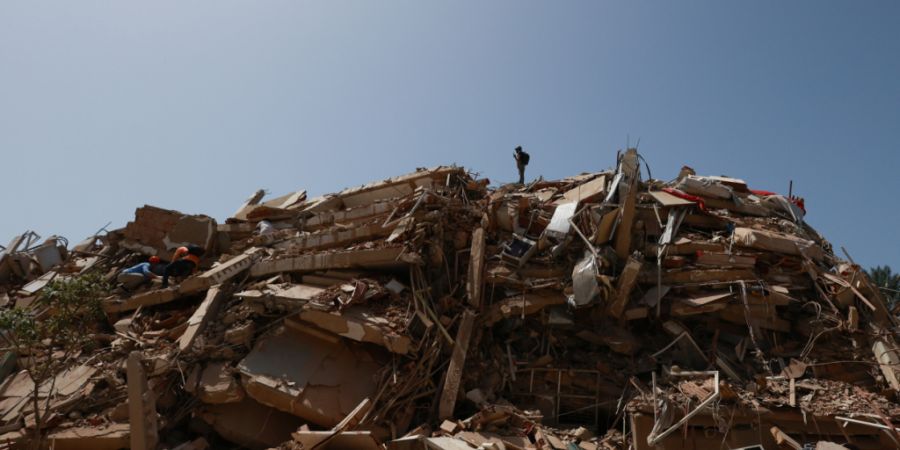 dpatopbilder - Menschen suchen nach Überlebenden unter den Trümmern nach den verheerenden Erdbeben in Venezuela. Foto: Javier Campos/