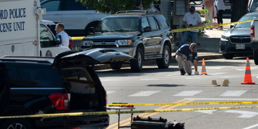 Ein FBI-Beamter ist an einem Ort im Einsatz, an dem ein Mann Berichten zufolge bei einem Schusswechsel mit Beamten der US-Einwanderungs- und Zollbehörde (ICE) getötet wurde. Foto: Gre...