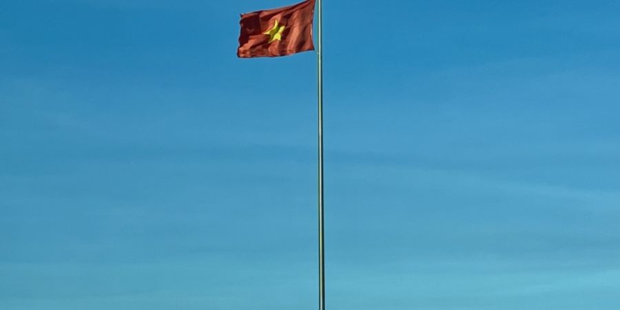 ARCHIV - Die Flagge von Vietnam ist in der Stadt Nha Trang an der südlichen Küste zu sehen. Foto: Carola Frentzen/dpa/Symbolbild