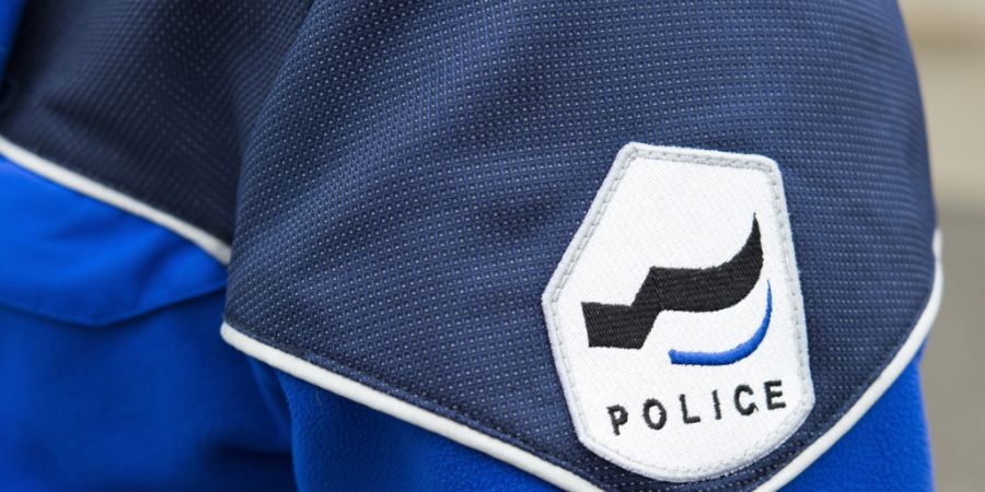 Die Kantonspolizei Freiburg stand am Freitag im Zusammenhang mit zwei Verkehrsunfällen um die Mittagszeit im Einsatz. (Symbolaufnahme)