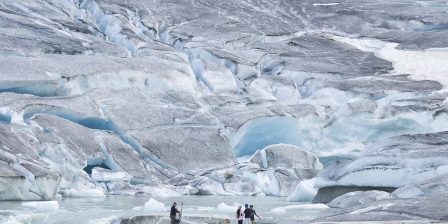 Heute schmelzen Gletscher wie der Rhonegletscher im Bild in einem rasanten Tempo. In den letzten 12'000 Jahren wuchsen sie aber immer wieder. Ein Forschungsteam hat jetzt herausgefunden...