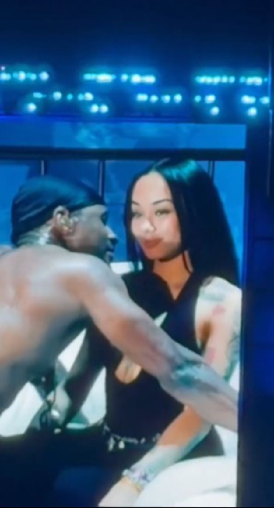 Usher geht bei seiner Verführungsshow auf Tuchfühlung. Fan Gabrielle Cheyenne bleibt jedoch auffällig distanziert.