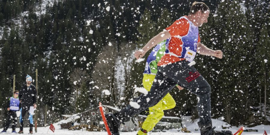 Ein Schneeschuhrennläufer beim Start eines Scheeschuhlauf-Wettkampfs der National Winter Games in Haslital-Brienz 2024. (Archivbild)