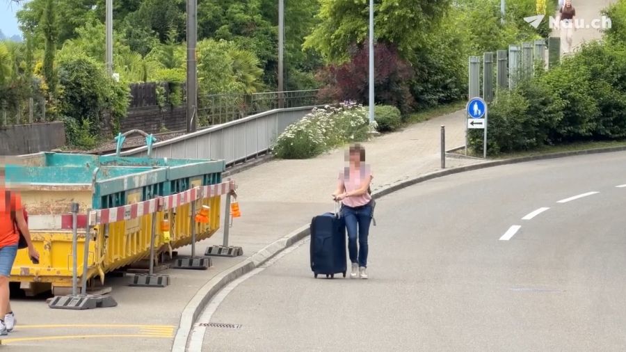 Ausgerechnet auf dem Trottoir wurden sie abgestellt - und mit einer rot-weissen Absperrung versehen.