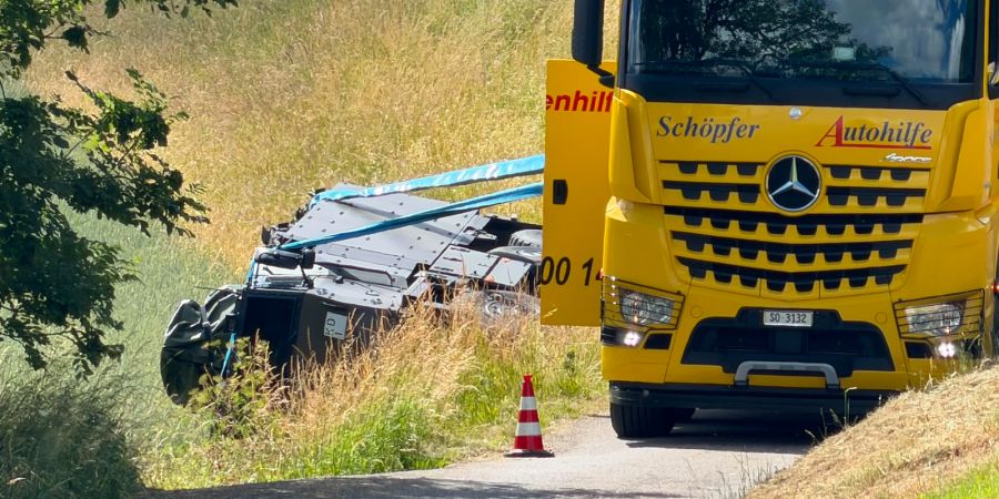 Das umgekippte Fahrzeug wird aufgerichtet.