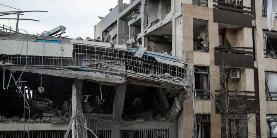 ARCHIV - Ein Blick auf die Schäden nach einem Angriff auf ein Wohnhaus in Teheran inmitten des amerikanisch-israelischen Militäreinsatzes gegen den Iran. Foto: Stringer/dpa