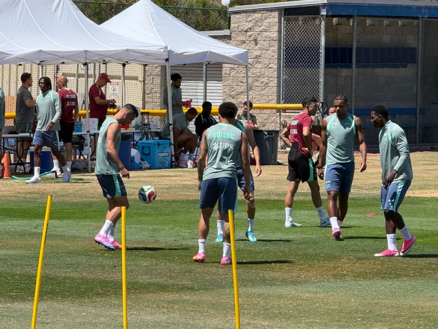 Die Nati-Spielern wärmen sich vor dem Training auf.