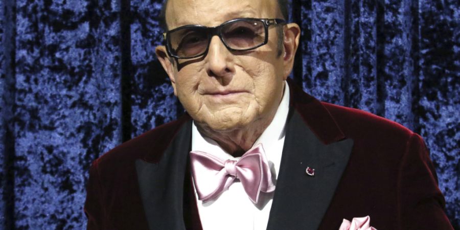 ARCHIV - Clive Davis nimmt an der Feier zu seinem 90. Geburtstag im Casa Cipriani in New York teil. Clive Davis ist Musikproduzent und hat an über 300 Nummer 1 Titeln mitgewirkt. Foto:...