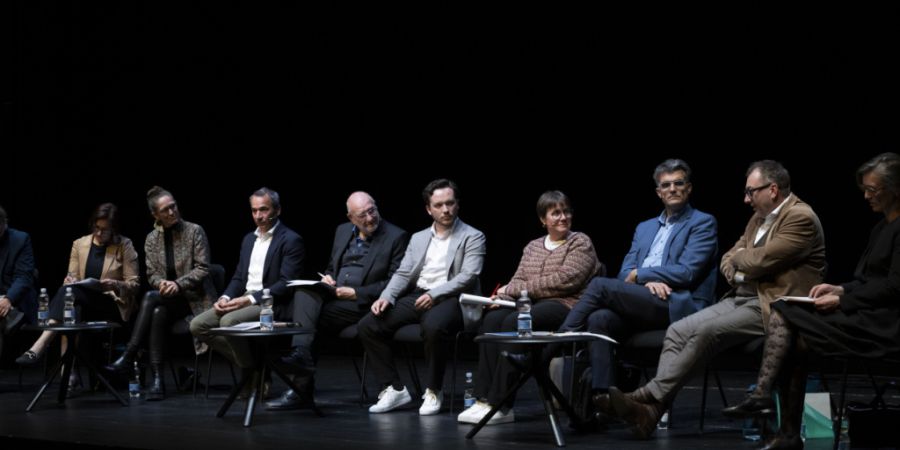 An einer Podiumsdiskussion am Mittwochabend in Chur fühlt Moderator Manfred Papst (fünfter von links) Maurizo Michael, Valeria Favre Accola, Nora Saratz Cazin, Martin Bühler, Reto Bo...