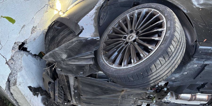 An der Garage entstand erheblicher Sachschaden.