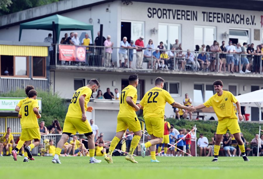 Rund 500 Fans verfolgen das Spiel der Kreisliga Sinsheim vor Ort.