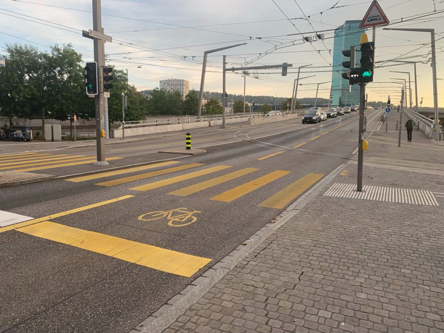 Die Velofahrerin stoppte auf der Hardstrasse in Zürich vor einem Fussgängerstreifen, um in die andere Strasse abzubiegen.