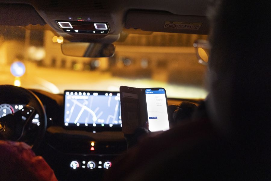 Während dem Telefonat erlitt die alte Frau einen Herzstillstand. Die Tochter alarmierte die Ambulanz und fuhr sofort los zu ihr.