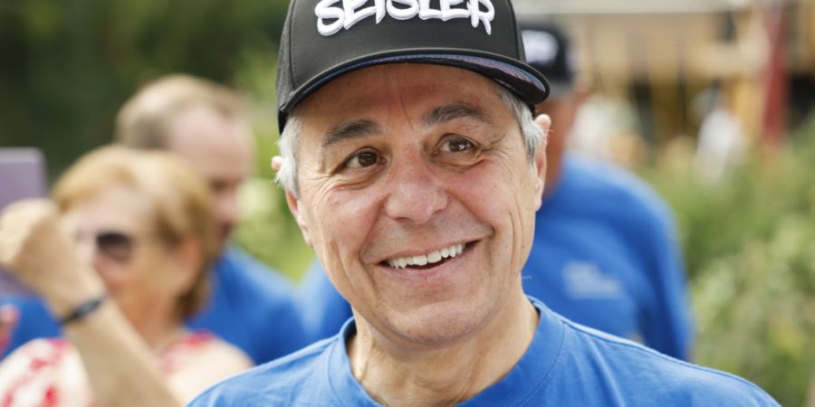 Bundesrat Ignazio Cassis trägt eine Kappe mit der Aufschrift «Seisler» vor seiner 1. August-Rede in Düdingen FR.