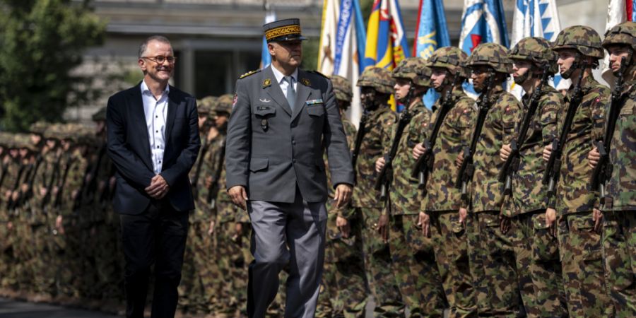 «Die Schweiz wird jeden Tag angegriffen»: Armeechef Benedikt Roos mit dem Zürcher Stadtpräsidenten Raphael Golta bei der Bundesfeier.
